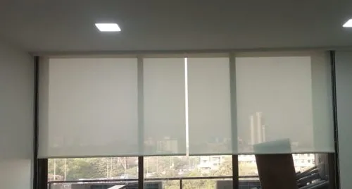 Por qué es importante limpiar las cortinas roller screen